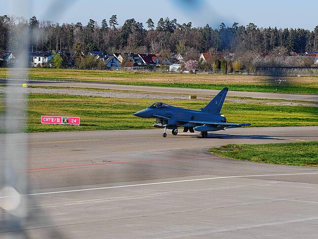 Bild 1: Landung eines Eurofighters am Bodensee Airport: Ein überraschendes Ereignis für alle - Hier die Bilder!