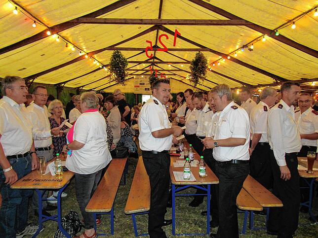Das Motiv zeigt die Ehrengäste beim Singen des Feuerwehrliedes zum Abschluss des Festaktes zum 125-jährigen Bestehen der Feuerwehr ...