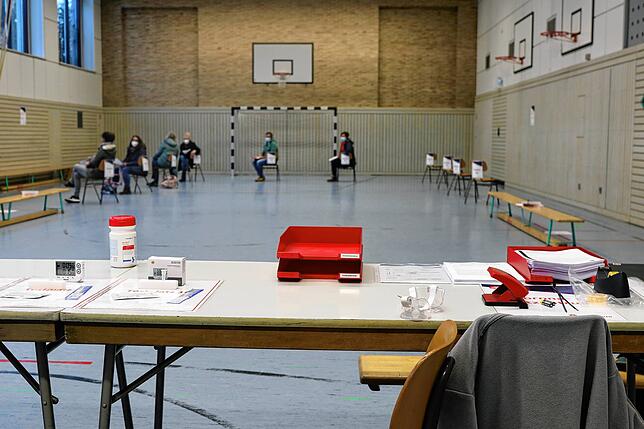Warten auf den Schnelltest: Zum Start am Dienstagmorgen war der frühestmögliche Termin sehr beliebt.