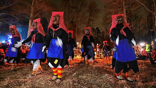Bild 14: Konstanzer Fasnacht: Im Uniwald tanzen Narren und Mäschgerle am Feuer