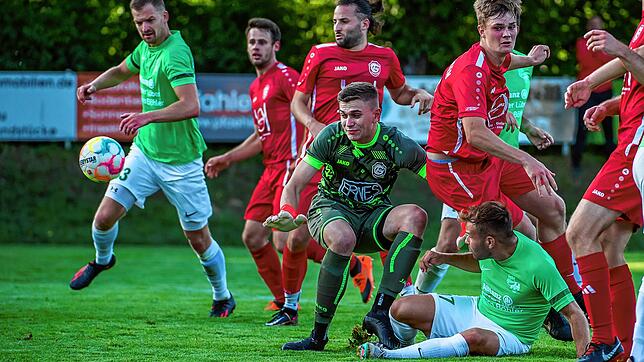 Betrieb: Bei diesem Gewusel ist auch Grießens Torwart Fabian Hauser nur noch Zuschauer. Die Klettgauer verloren im Pokal gegen die SG ...