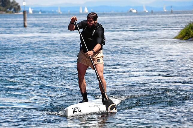 Bild 16: Auf zum SUP-Rennen! Bei der Bodenseewoche 2024 messen sich die Paddler im Wettstreit
