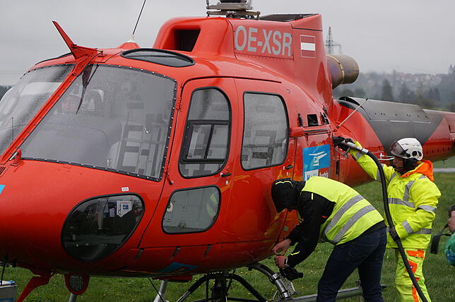 Nach einer bis eineinhalb Stunden Flugzeit muss der Helikopter vom Typ „Ecureuil AS 350 B3“ aufgetankt werden. Die vom ...