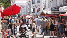 Trotz tropischer Hitze zog es die Besucher in die Singener Innenstadt: Das Stadtfest bot mit Marktgeschehen und Bühnenprogramm ein ...