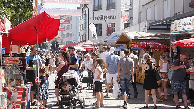 Trotz tropischer Hitze zog es die Besucher in die Singener Innenstadt: Das Stadtfest bot mit Marktgeschehen und Bühnenprogramm ein ...