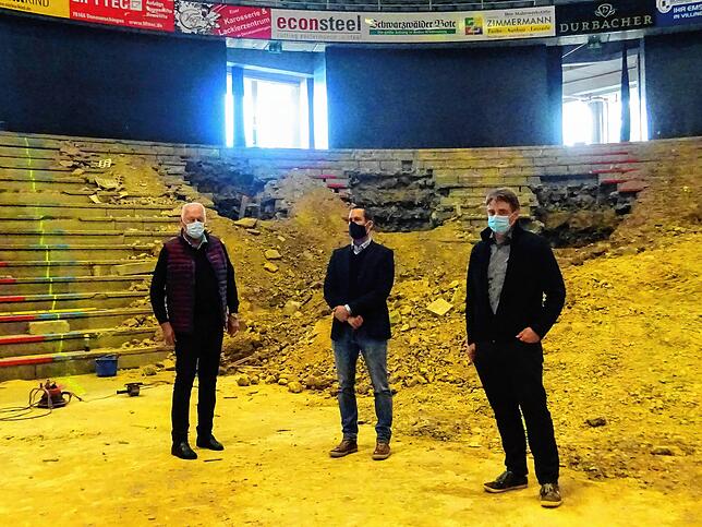 Baustellenbesichtigung (von links): Klaus Hässler (KEB-Geschäftsführer), Christoph Sandner (Wild Wings-Geschäftsführer), Uwe Schlenker ...