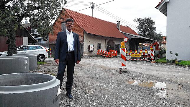 Markdorfs Bürgermeister Georg Riedmann im Sanierungsgebiet Möggenweiler, das im Bereich Wasser und Abwasser komplett neu erschlossen ...
