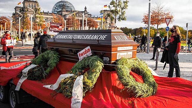 Sie tragen die Veranstaltungsbranche symbolisch zu Grabe und kämpfen für finanzielle Unterstützungen in der Corona-Krise. Die Initiative ...