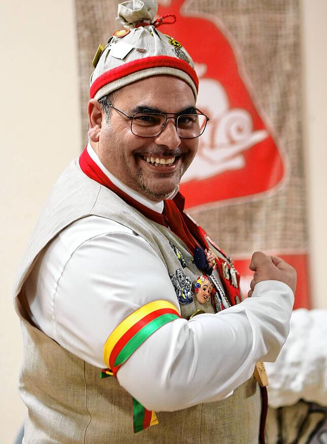 Gerstensack-Zunftmeister John Weber mit der Armbinde in den Farben der Heilsbergzusle.