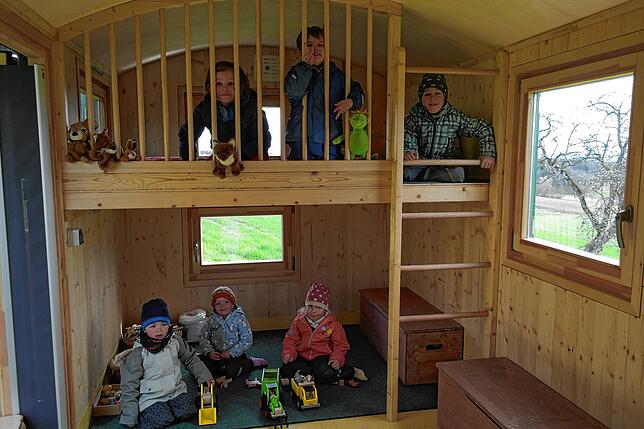 Falls das Wetter mal zu ungemütlich für den Wald ist, steht der Naturgruppe ein umgebauter Bauwagen zur Verfügung: Luan, Julian, Fabio ...