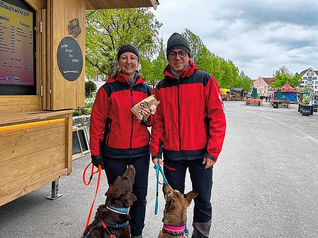 Frank und Alexandra Schulte kommen aus Bayreuth und freuen sich beim Streetfood-Markt über Baumstriezel.