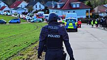 Ein Polizist sichert eine Straße beim Großeinsatz der Polizei am 23. Januar 2024 in Unterkirnach ab: Ein Ex-Soldat hat sich damals in ...