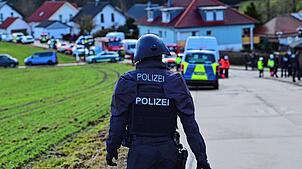 Ein Polizist sichert eine Straße beim Großeinsatz der Polizei am 23. Januar 2024 in Unterkirnach ab: Ein Ex-Soldat hat sich damals in ...