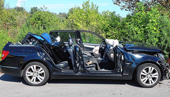 Völlig demoliert, das Dach ist abgetrennt – eines der Autos nach dem schweren Unfall auf der B34 bei Albbruck.