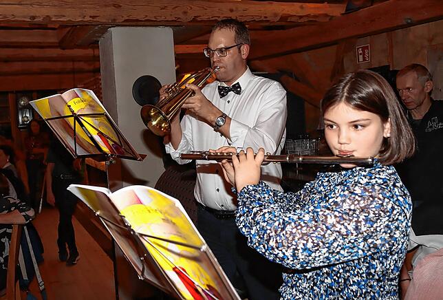 Andreas Braun mit spielt mit seiner neunjährigen Tochter Clara weihnachtliche Weisen. Die Besucher des Benefizabends sind zum Mitsingen ...