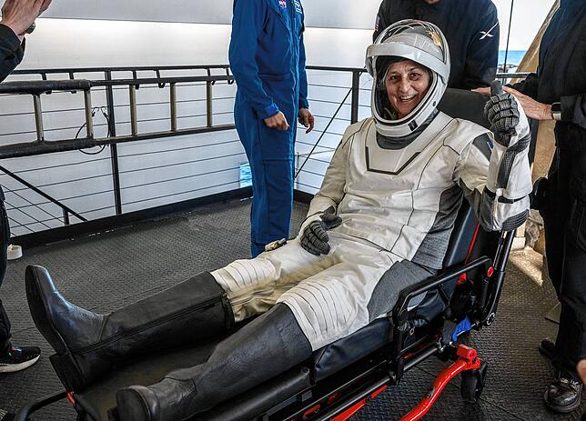 Daumen hoch, alles gut: Suni Williams nach der Landung.