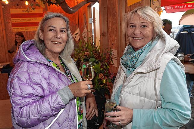 Bild 4: Ein Prosit der Gemütlichkeit! Fotos vom zweiten Abend beim Reichenauer Weinfest 2025
