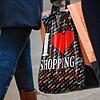 Frau trägt eine Plastiktüte mit Aufschrift I Love Shopping in der Innenstadt Frankfurt, Hessen, Deutschland *** Woman wearing a plastic ...