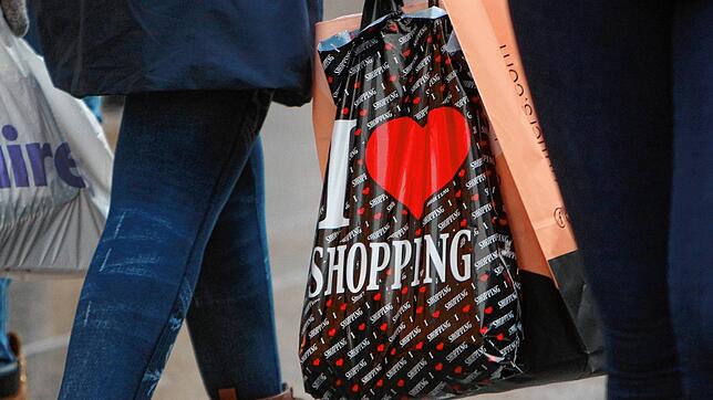 Frau trägt eine Plastiktüte mit Aufschrift I Love Shopping in der Innenstadt Frankfurt, Hessen, Deutschland *** Woman wearing a plastic ...
