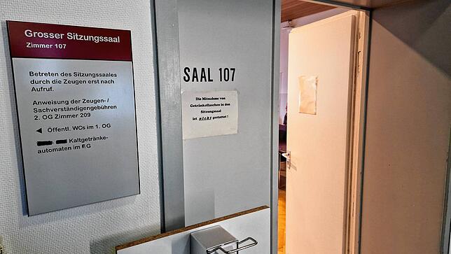 In Saal 107 im Amtsgericht wird gegen einen 30-jährigen Angeklagten verhandelt.