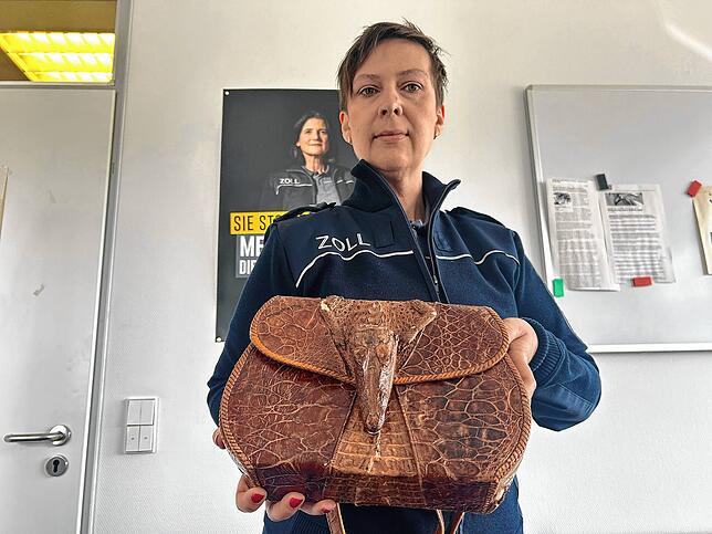 Sonja Müller zeigt eine Krokodilledertasche, die der Zoll in Deißlingen beschlagnahmt hat. Die Reptilien stehen unter dem Schutz des ...