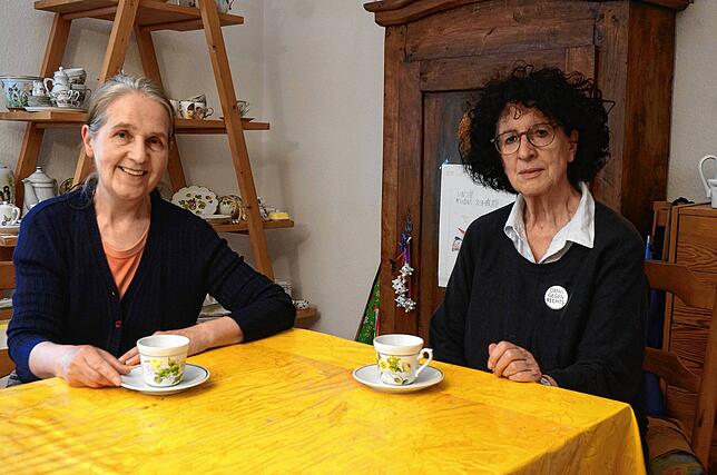 Ulrike Müller (rechts) spricht mit unserer Mitarbeiterin Ursula Freudig über ihr Vorhaben, in Waldshut eine Gruppe „Omas gegen rechts“ ...