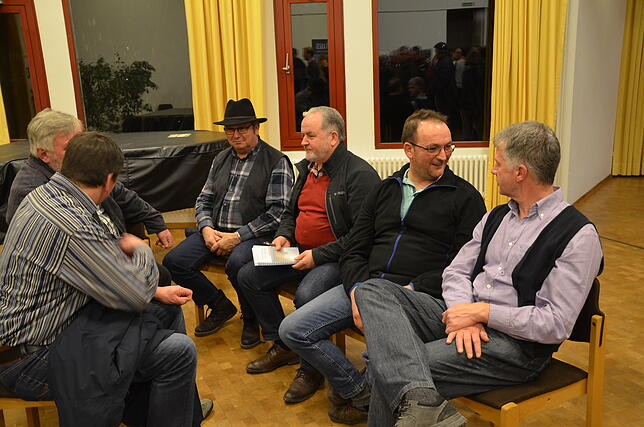 Engagierte informelle Nachgespräche gibt es zur Podiumsdiskussion zum Volksbegehren „Rettet die Bienen“.