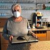 Gabi Ahrens, ehrenamtliche Mitarbeiterin im Mehrgenerationenhaus, bei der Entgegennahme eines Laptops.