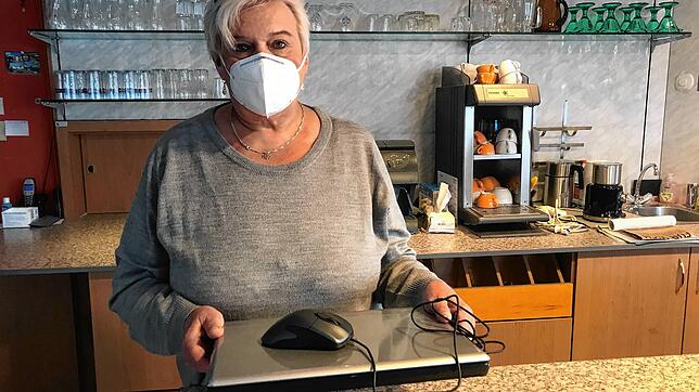 Gabi Ahrens, ehrenamtliche Mitarbeiterin im Mehrgenerationenhaus, bei der Entgegennahme eines Laptops.