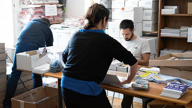Helfer im Kampagnenbüro der &bdquo;Verfassungsfreunde&ldquo; verpacken Flugblätter und bereiten Postwurfsendungen vor.