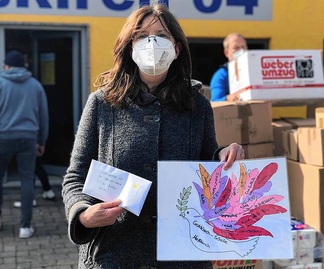 Sigrid Weißhaupt, Schulleiterin der Goldöschschule Meßkirch, brachte eine große Sach- und Geldspende vorbei, die sie gemeinsam mit ...