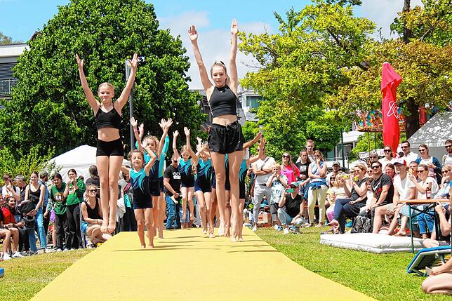 Bild 3: Buntes Treiben, Show-Turnen und Mutprobe für den Bürgermeister: Hafenfest begeistert die Besucher