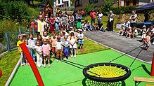 Gemeinsam mit den Kindern segnet Pfarrer Harald Bethäuser den neuen Spielplatz im Eingangsbereich des Kindergartens Gütenbach. Foto: Heimpel