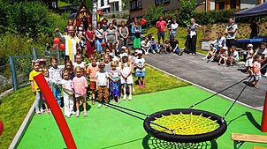 Gemeinsam mit den Kindern segnet Pfarrer Harald Bethäuser den neuen Spielplatz im Eingangsbereich des Kindergartens Gütenbach. Foto: Heimpel