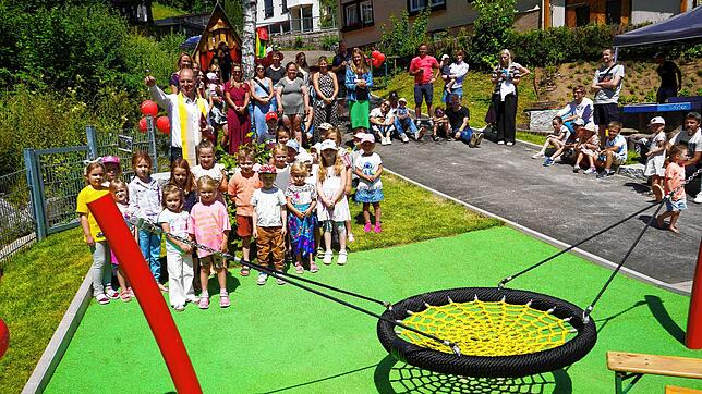 Gemeinsam mit den Kindern segnet Pfarrer Harald Bethäuser den neuen Spielplatz im Eingangsbereich des Kindergartens Gütenbach. Foto: Heimpel
