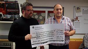 25&nbsp;000&nbsp;Euro für den neuen Altar in der Vilsinger Pfarrkirche. Dekan Christoph Neubrand (links) und Peter Kleiner, Vorsitzender ...