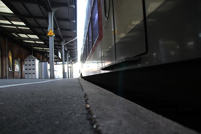 Aus diesem Grund soll die Bahnsteigkante auf 55 Zentimeter angehoben werden. So soll ein ebenes Aussteigen ermöglicht werden.
