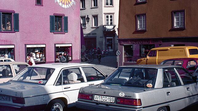 Der Säuplatz zu Beginn der 80er Jahre mit der Buchhandlung Frank (links) und der Bäckerei Schmid (rechts).