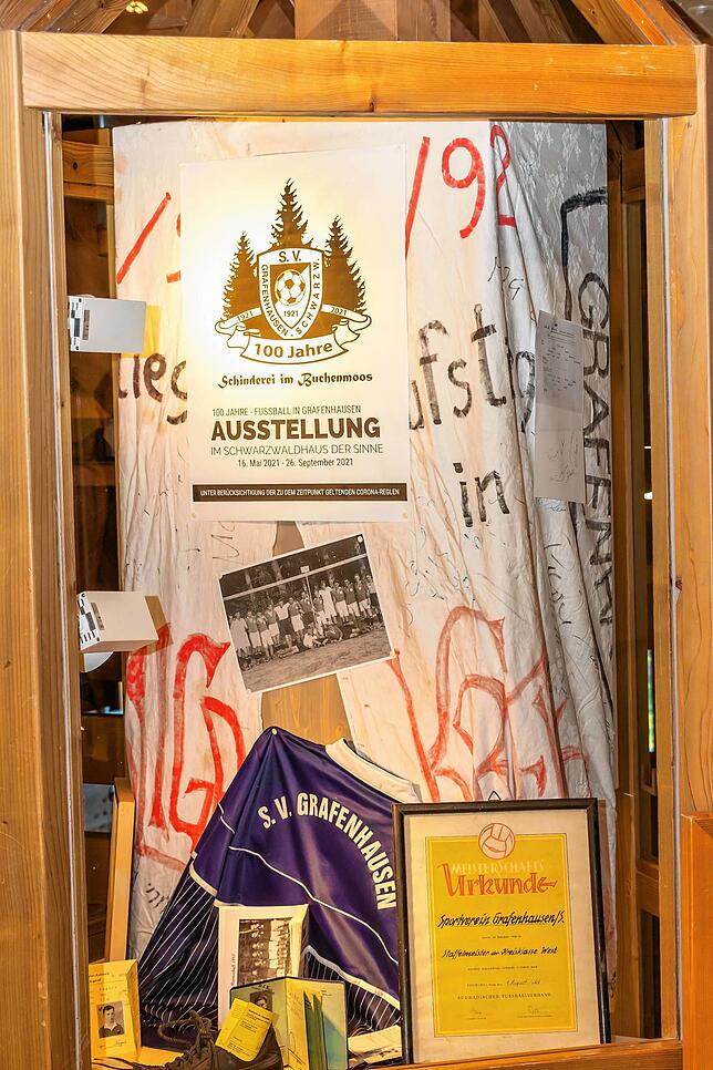 Im Schwarzwaldhaus der Sinne wird auf die Ausstellung „100 Jahre Fußball in Grafenhausen“ hingewiesen.