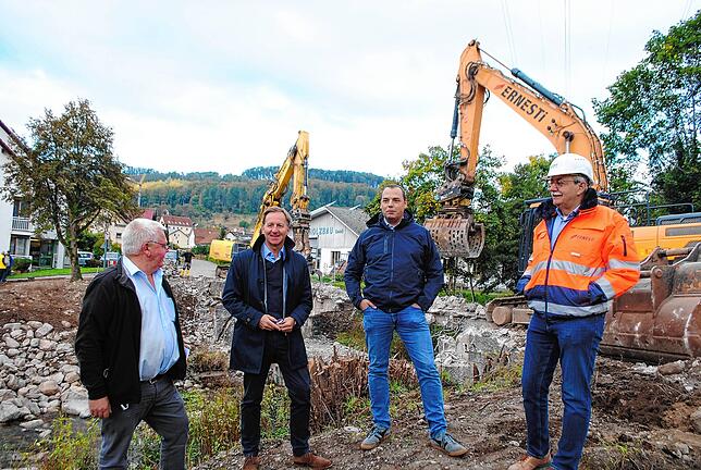 Tiefbauamtsleiter Theo Merz, Oberbürgermeister Philipp Frank, Gurtweils Ortsvorsteher Claudio Helling und Karl Ernesti, Chef des ...