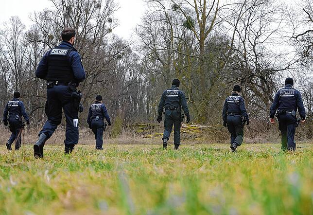 Mit zahlreichen Einsatzkräften suchte die Polizei mehrere großflächige Wälder, Ufergebiete des Bodensees und den Hochrhein ab.