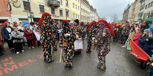 Beim Laternentanz: Die Bätzlebuebe sorgen für einen ersten, traditionellen Höhepunkt bei der Straßenfasnacht.