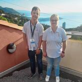 Fabian Stoll und Sabrina Schneider auf dem Balkon ihrer Unterkunft in Monaco mit Blick auf das Mittelmeer.