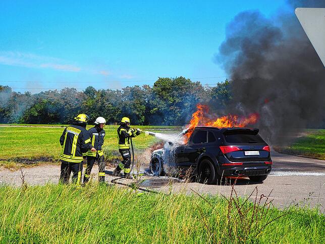 Mit Löschschaum rückten Feuerwehrkommandant Mathias Stark (rechts) und seine Kameraden den Flammen zu Leibe.