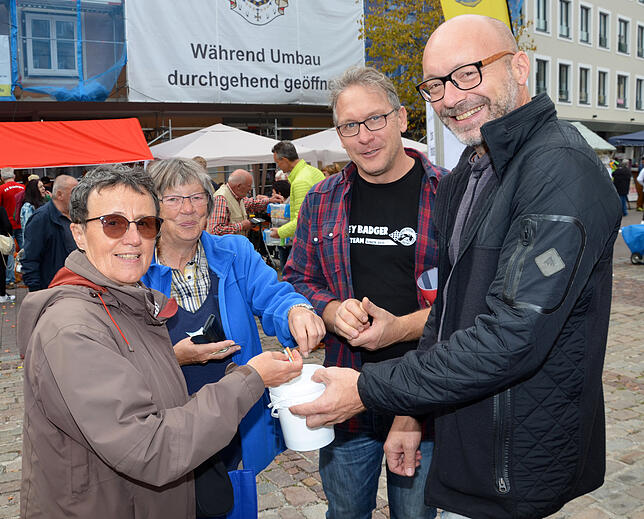 Für einen guten Zweck verkaufen die Lions Lose. Der Hauptpreis der reichlich bestückten Tombola ist ein Trikot der Nationalmannschaft ...