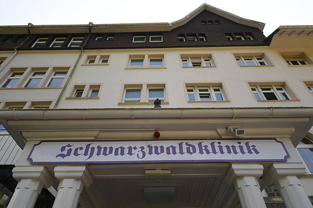 An dem Gebäude der heutigen Thure-von-Uexküll-Klinik hängt ein Schild mit der Aufschrift “Schwarzwaldklinik„. In dem Gebäude ...