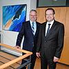 Klaus-Dieter Ritz, Vorstandsvorsitzender der Volksbank Hochrhein, und Vorstandsmitglied Thomas Hintermeier (von links) zeigten sich beim ...