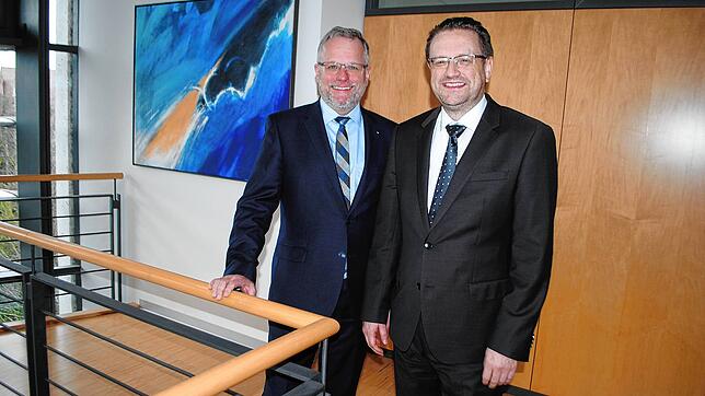 Klaus-Dieter Ritz, Vorstandsvorsitzender der Volksbank Hochrhein, und Vorstandsmitglied Thomas Hintermeier (von links) zeigten sich beim ...