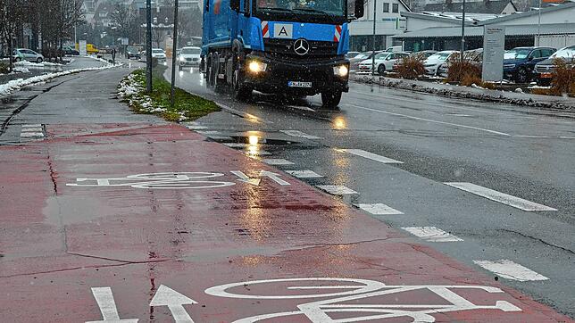 Der Gemeinderat hat ein Radverkehrskonzept beschlossen. Unfallträchtige Einmündungen wie diese an der Zeppelinstraße sollen künftig ...
