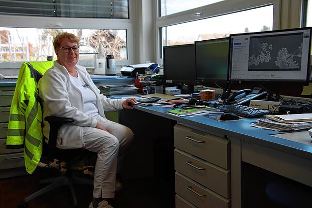Im betriebseigenen Labor der Kläranlage hat Regina Eberle das Sagen.